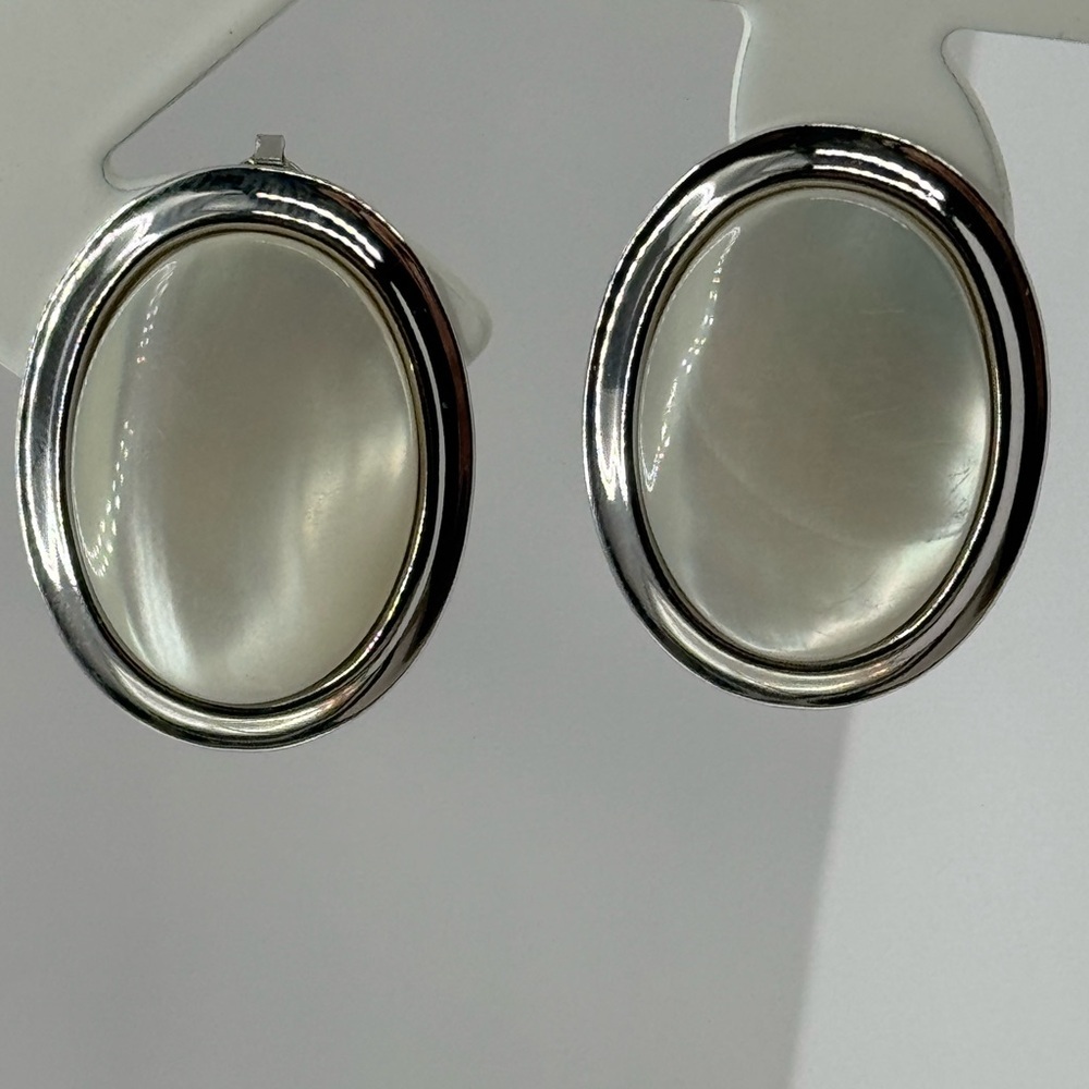 Vtg Mother of pearl clip on Earrings
